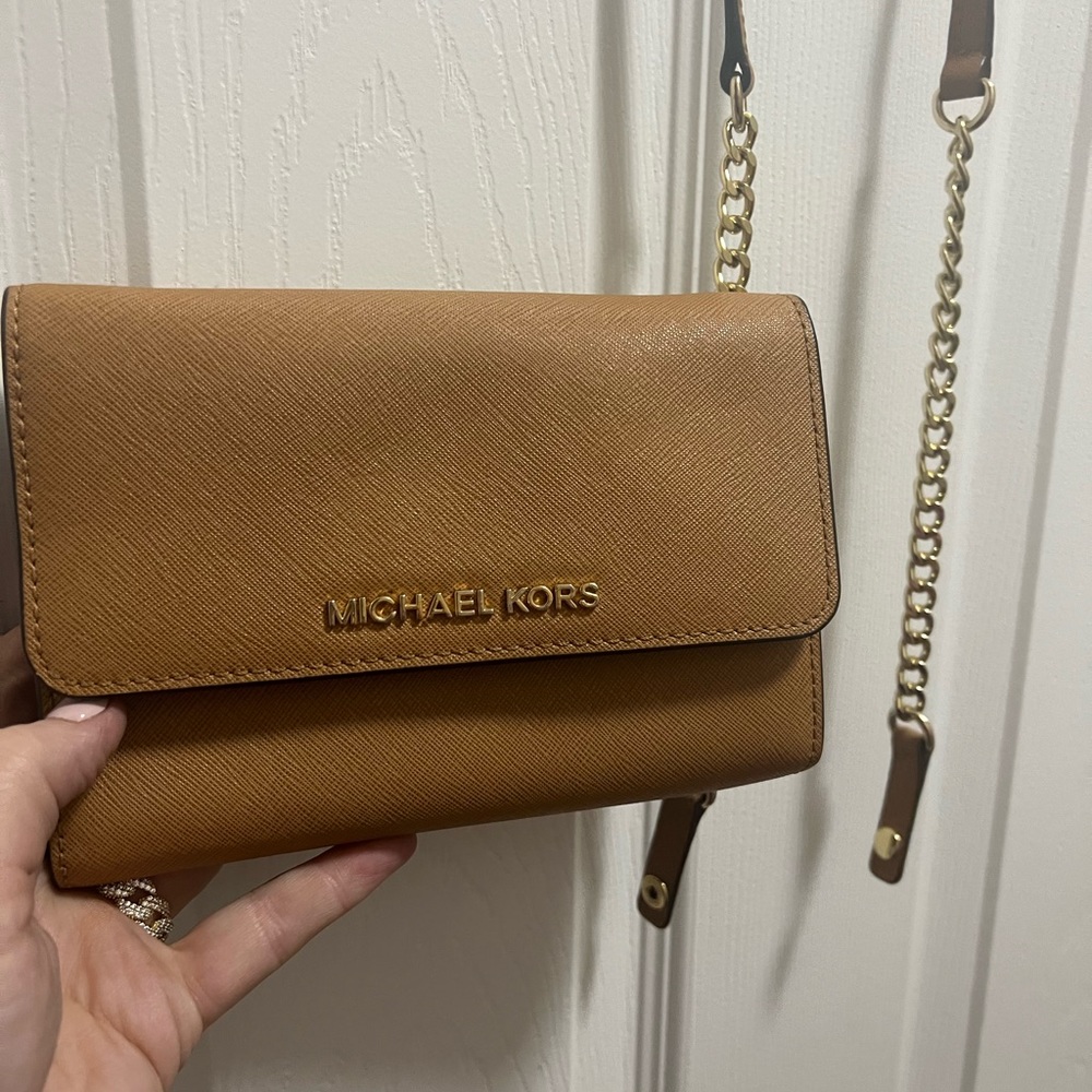 MICHAEL KORS
Daniela Gusset Crossbody Leather Bag